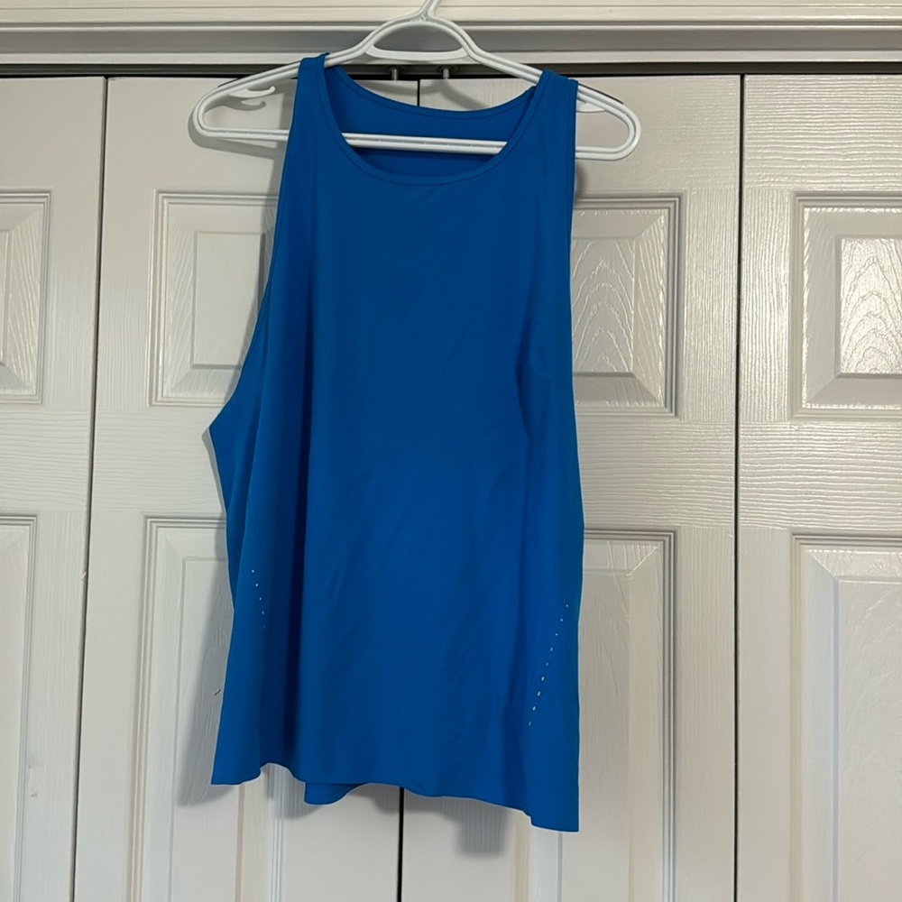 Lululemon tank.